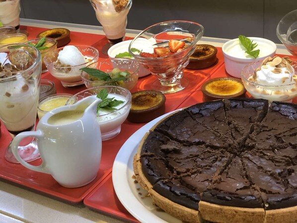 Une table de desserts proposant divers mets et boissons à base de chocolat.