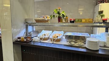 Petit déjeuner buffet (12.50 EUR par personne)