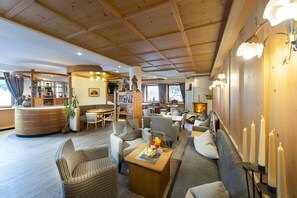Lobby lounge - Hotel Alpenfrieden (Rio di Pusteria)