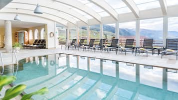 Piscine couverte, chaises longues