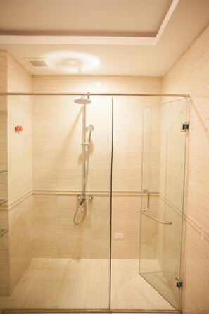 Shower, designer toiletries, hair dryer, bathrobes - Mely Hotel (Hanoi)