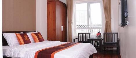 Habitación Deluxe, vista a la ciudad | 1 habitación, minibar, escritorio y cortinas blackout