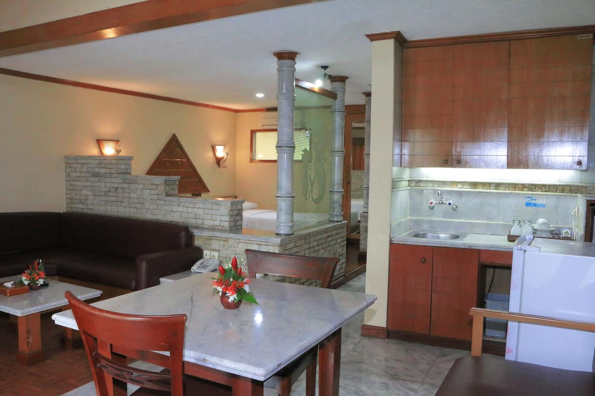 Junior Suite | 1 bedroom, in-room safe, individually decorated, individually furnished
