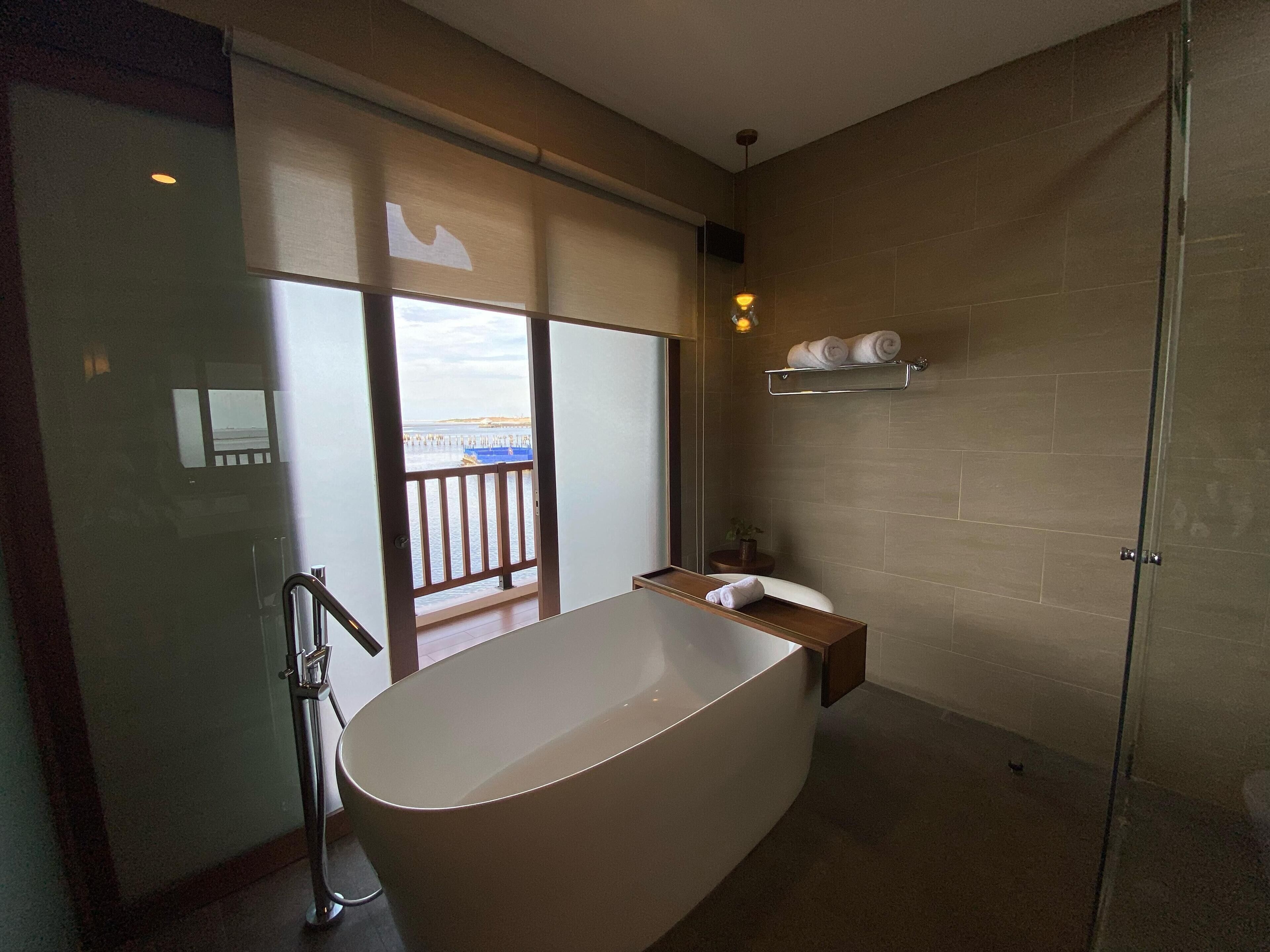 Presidential Suite | Bathroom | Soap, shampoo, toilet paper