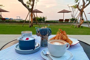 Se ofrece un desayuno bufé todos los días (por un coste adicional)