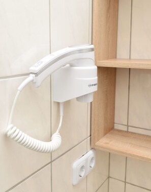 Doccia, set di cortesia gratuito, asciugacapelli, asciugamani