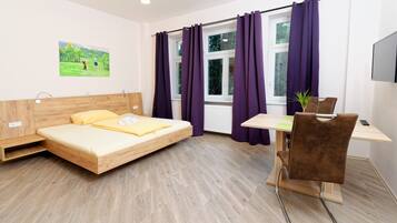 Standard-Studiosuite, Kochnische | Wohnbereich | 32-Zoll-Flachbildfernseher mit Satellitenempfang, Fernseher