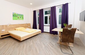Standard Studio Suite, Kitchenette | Living area | 32-inch flat-screen TV with satellite channels, TV - Villa Luna (Vienna)