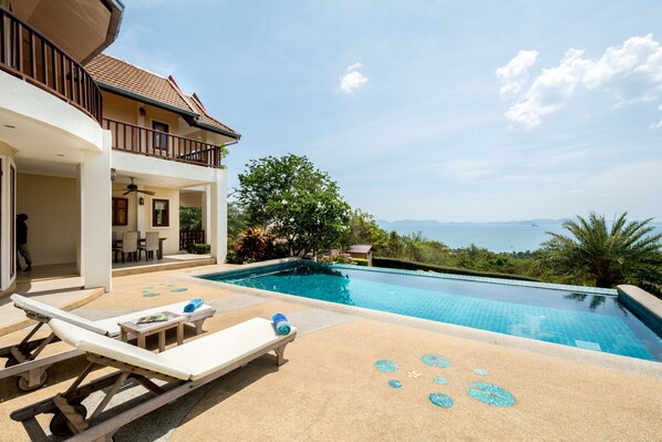 สระว่ายน้ำกลางแจ้ง