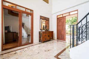 3 ห้องนอน, ตู้นิรภัยในห้องพัก, ห้องพักตกแต่งอย่างมีเอกลักษณ์