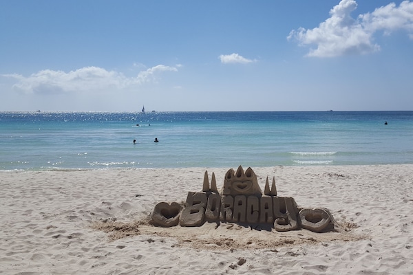 A strandtól nem messze és fehér homok