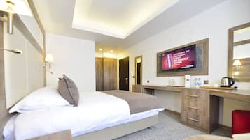 Minibar, safe på rommet, skrivebord og lydisolert