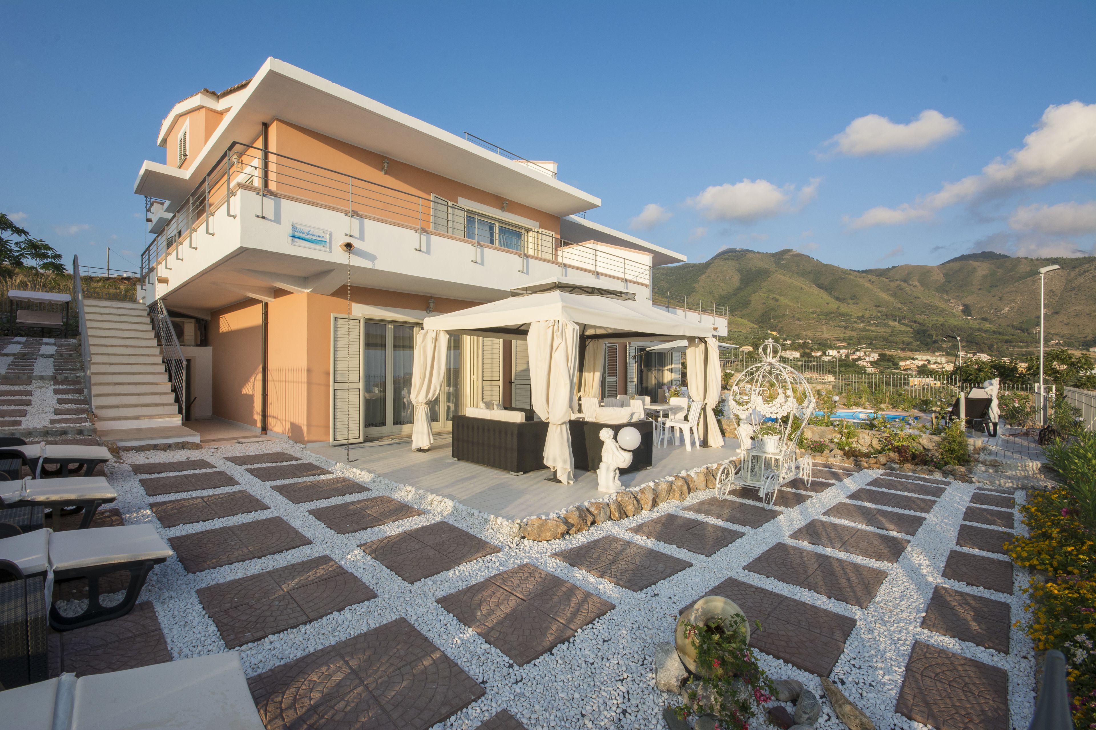 مقصورة في الحديقة