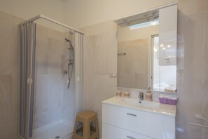 Double Room, 1 Double Bed | Bathroom | Shower, free toiletries, hair dryer, bathrobes - Villa Armonia (Praia a Mare)