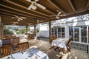 Café da manhã com buffet grátis todos os dias