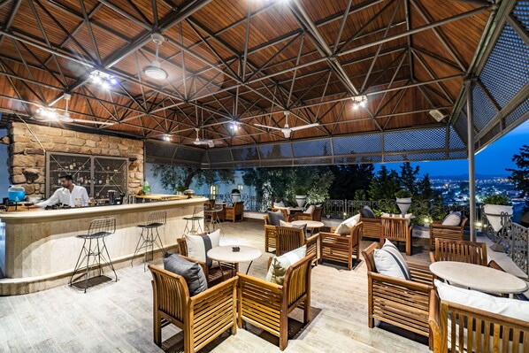 2 bars, bar en bord de piscine