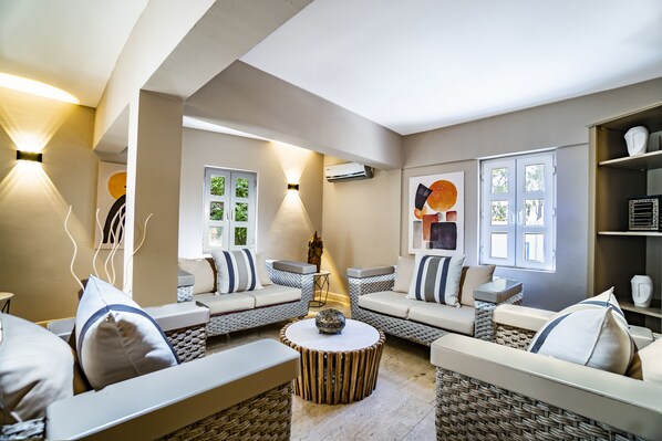 Coin salon dans le hall