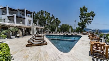 2 outdoor pools, pool umbrellas, sun loungers