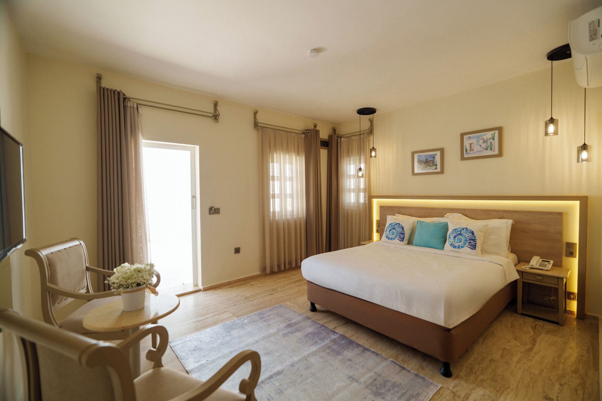 Minibar, caja de seguridad en la habitación, wifi gratis y ropa de cama 