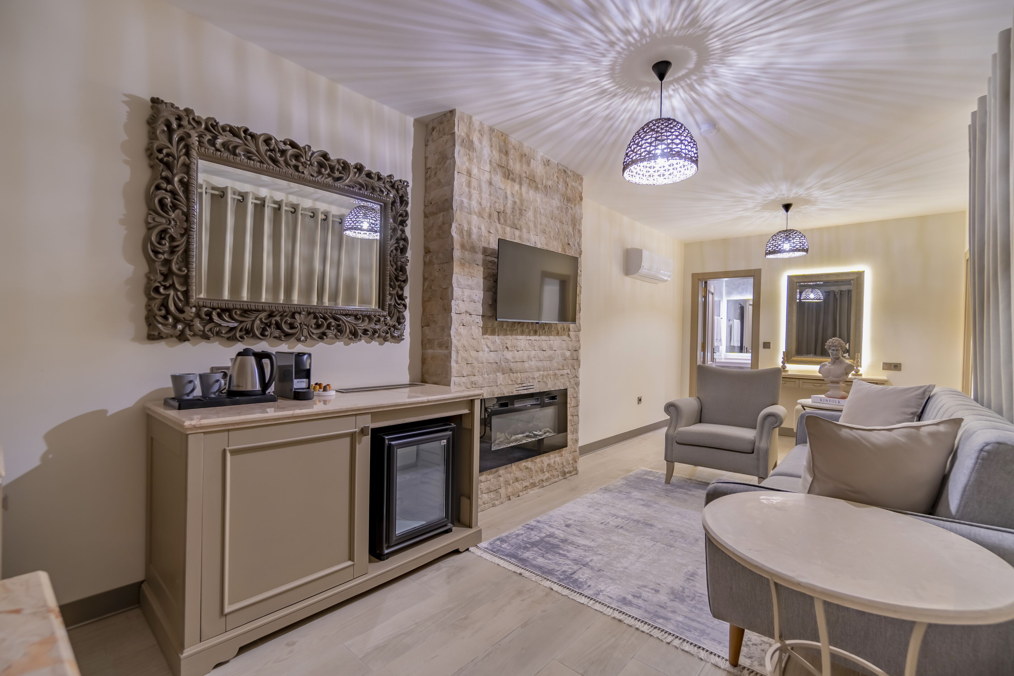 Minibar, caja de seguridad en la habitación, wifi gratis y ropa de cama 