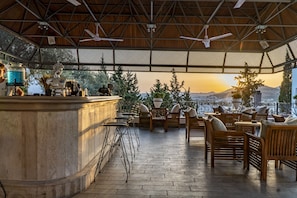 2 bars/lounges, poolside bar