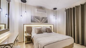 ห้องเอ็กซ์คลูซีฟสวีท, ระเบียง, วิวทะเล | มินิบาร์, ตู้นิรภัยในห้องพัก, Wi-Fi ฟรี, ผ้าปูที่นอน