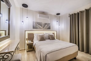 Suite exclusiva, balcón, vista al mar | Minibar, caja de seguridad en la habitación, wifi gratis y ropa de cama