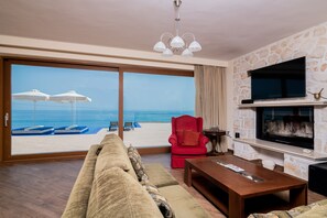 Villa de lujo | Área de sala de estar | Televisión de pantalla plana y chimenea 
