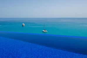 An infinity pool with a clear view of the ocean and boats. - Orient Villas (Zakynthos)