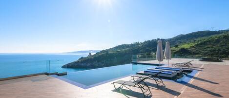 季節限定屋外プール、プール パラソル、サンラウンジャー