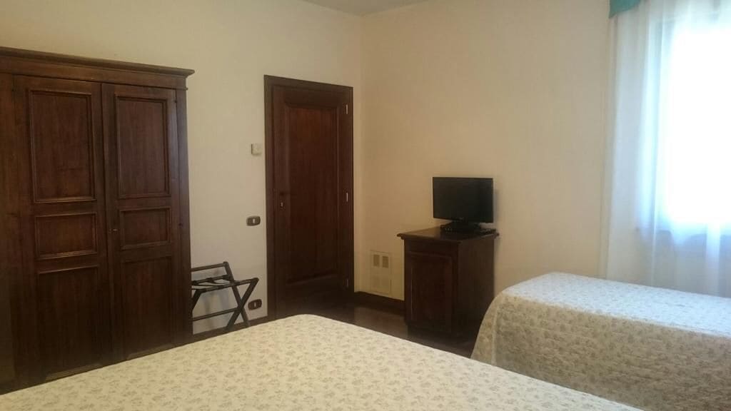 Seprai premium, minibar, brankas, dan meja kerja