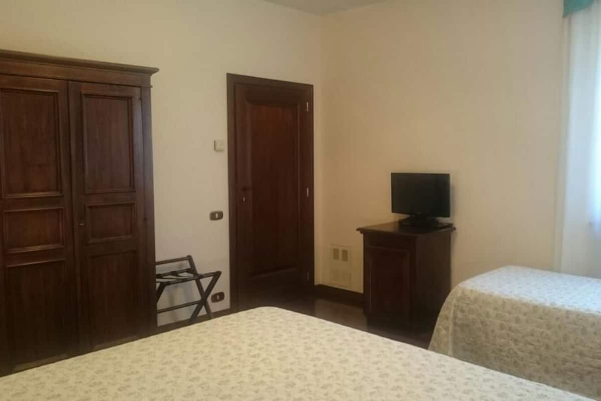 Ropa de cama de alta calidad y minibar 