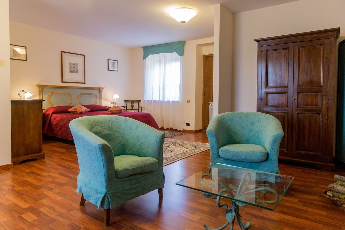 Deluxe Oda, 1 Yatak Odası | Oturma alanı | Düz ekran televizyon