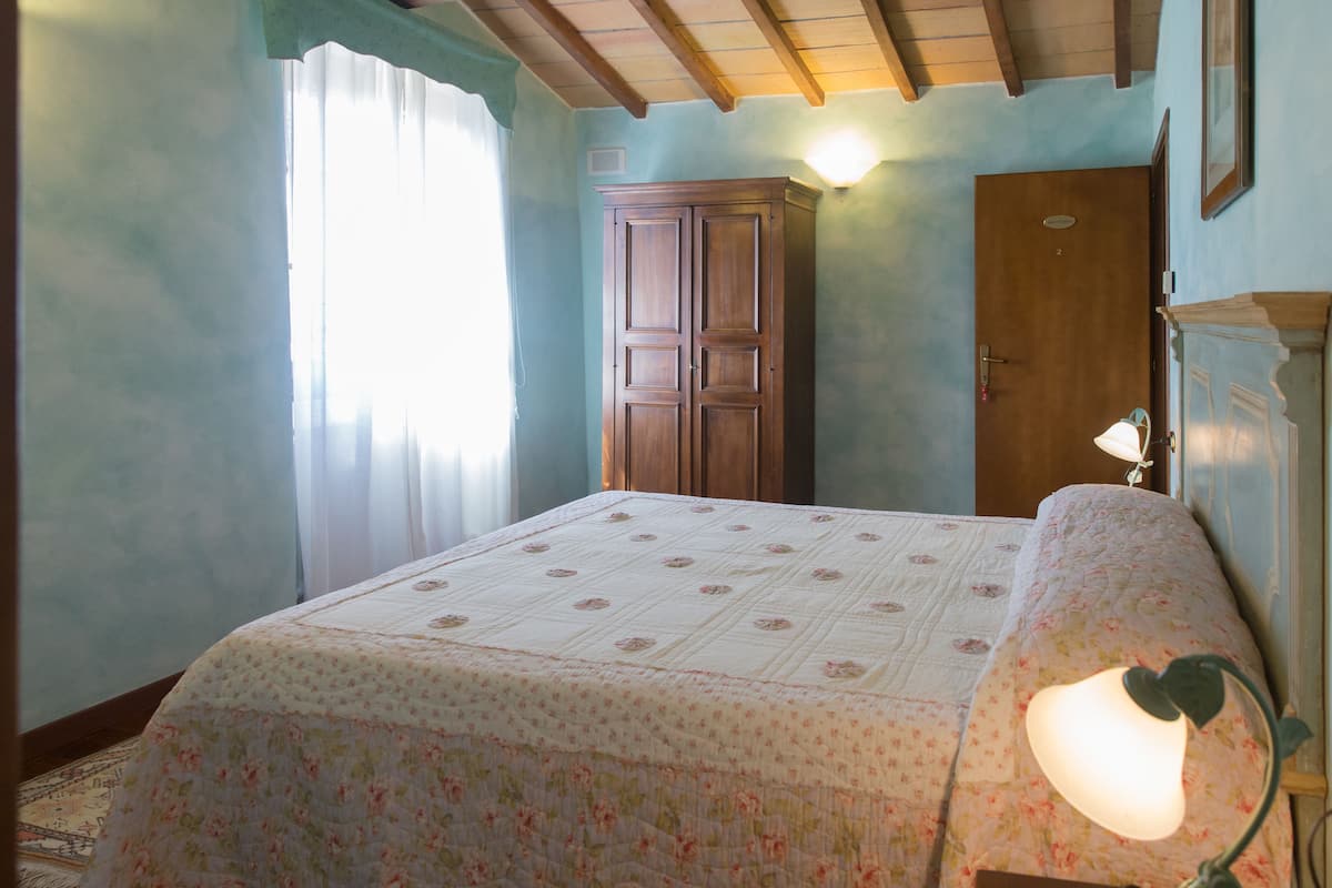 Standard Tek Büyük Yataklı Oda | Kaliteli yatak takımı, minibar, odada kasa, masa