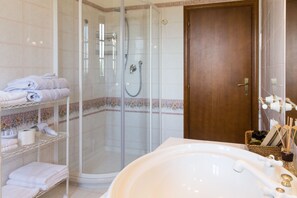 Standard Double Room | Bathroom shower - Agriturismo Le Anfore (Sarteano)