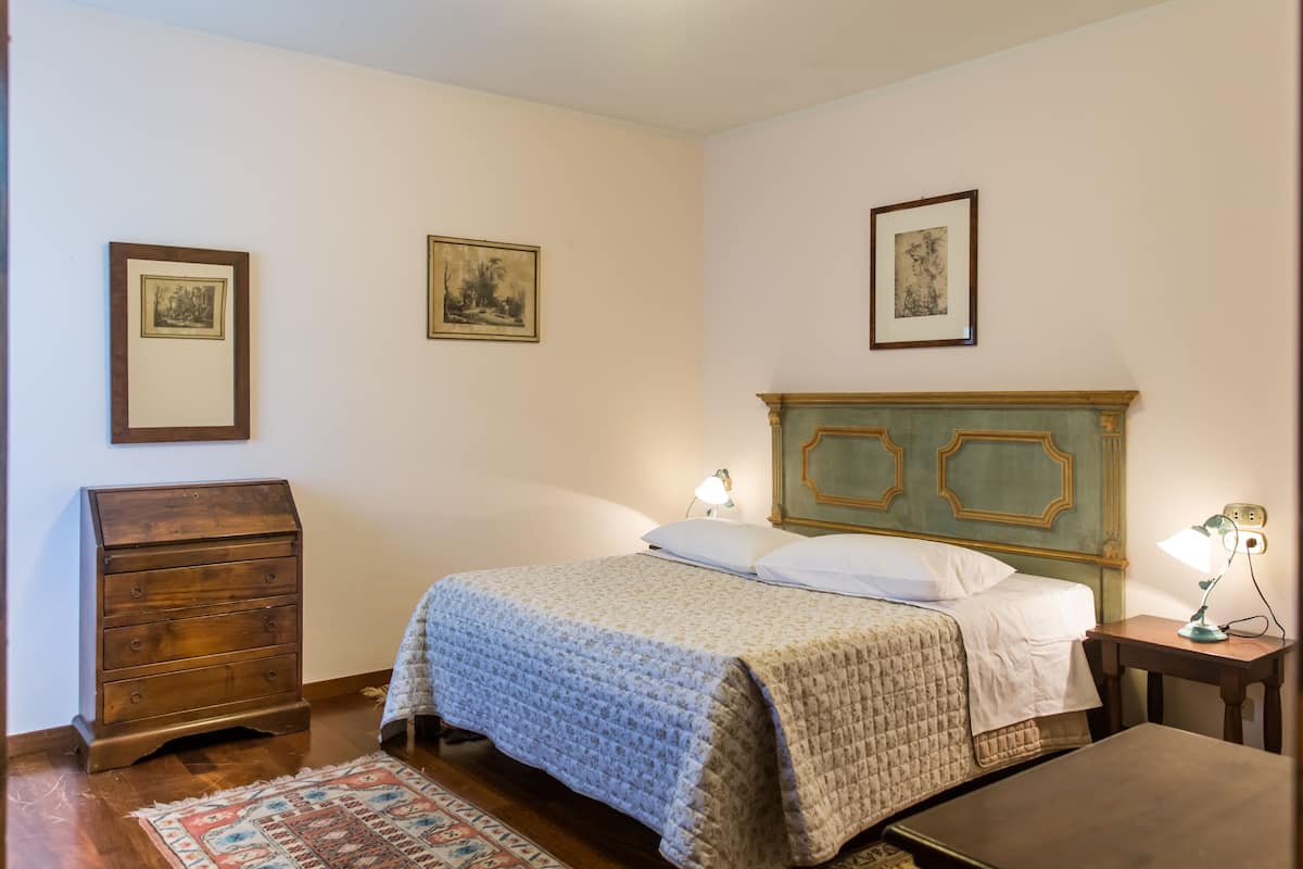 Standard Tek Büyük Yataklı Oda | Kaliteli yatak takımı, minibar, odada kasa, masa