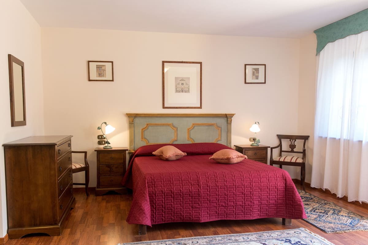 Deluxe Oda, 1 Yatak Odası | Kaliteli yatak takımı, minibar, odada kasa, masa