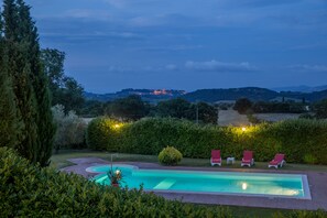 Outdoor pool, pool umbrellas, pool loungers - Agriturismo Le Anfore (Sarteano)