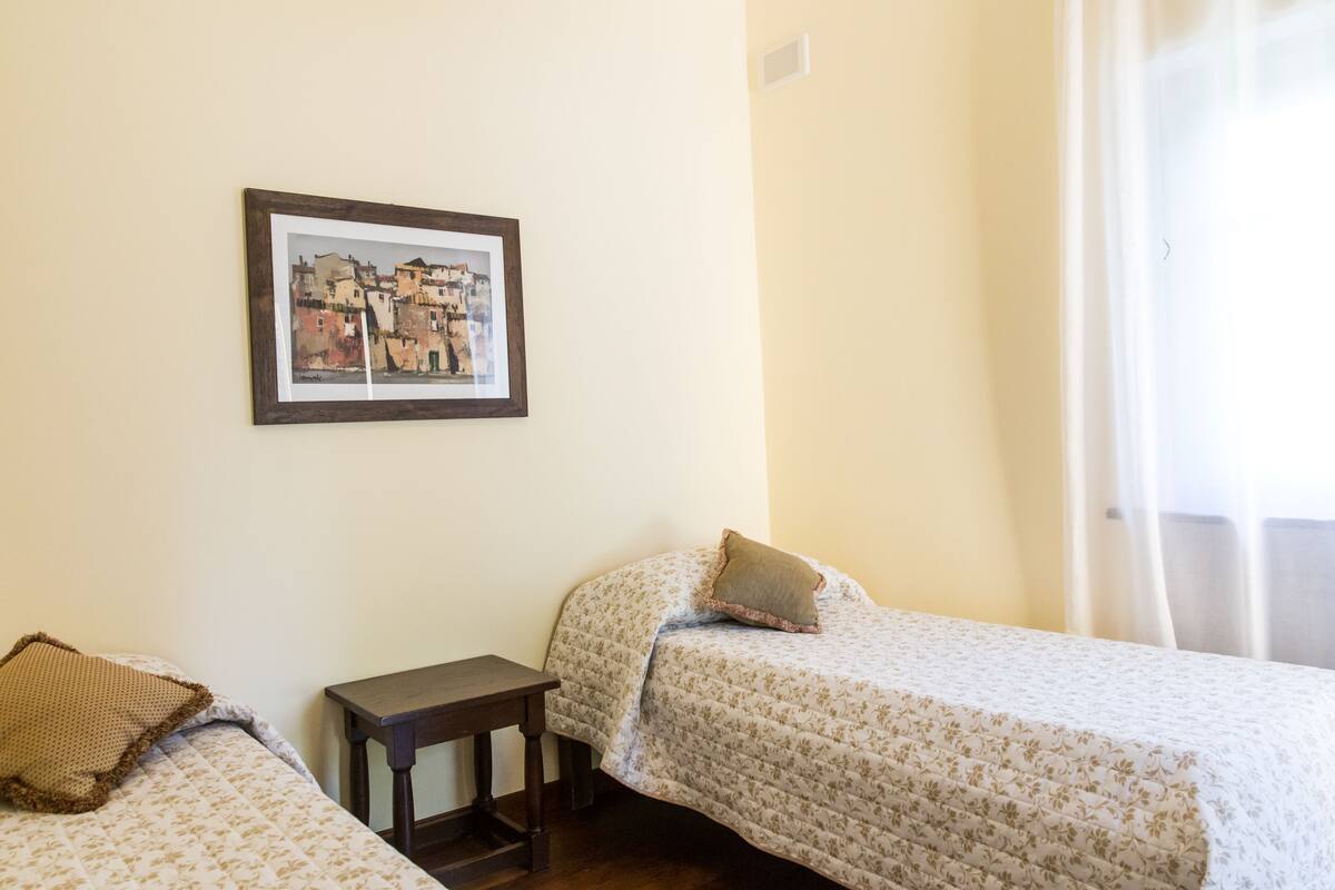 Süit, 2 Yatak Odası | Kaliteli yatak takımı, minibar, odada kasa, masa