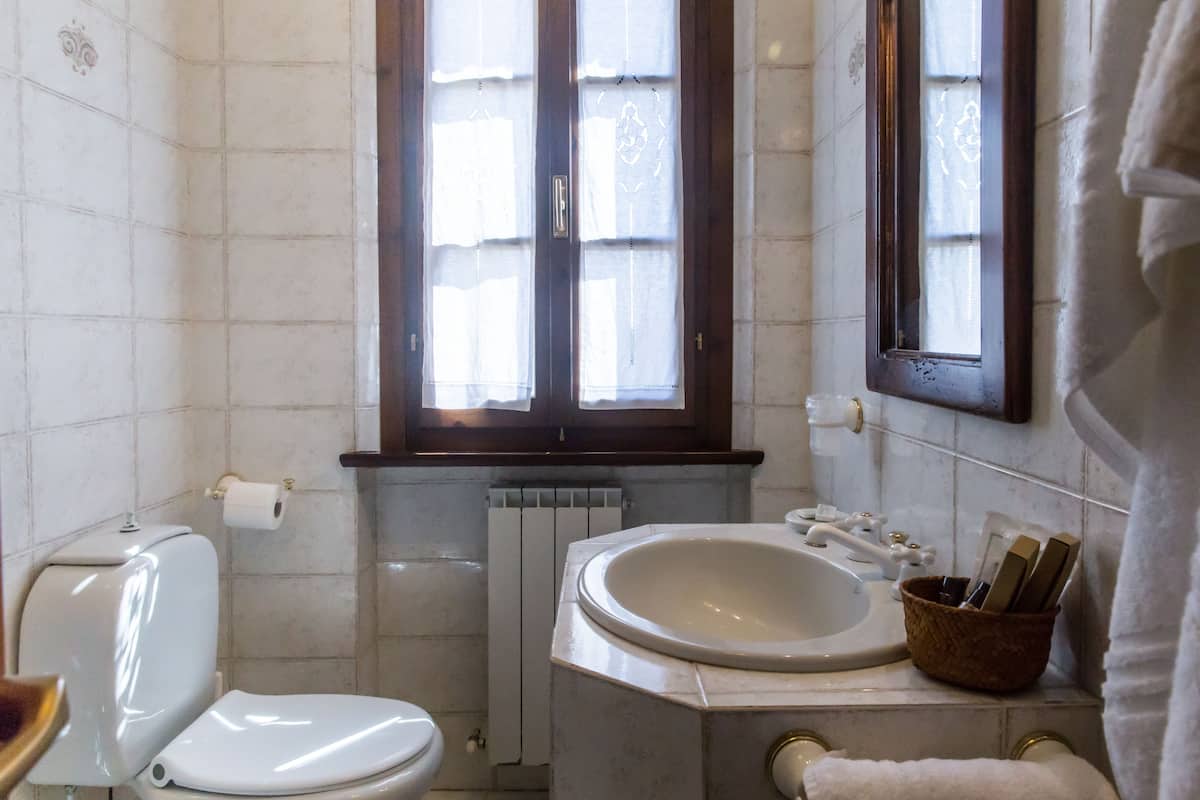 Süit, 2 Yatak Odası | Banyo | Duş, ücretsiz banyo/kozmetik ürünleri, saç kurutma makinesi, bide