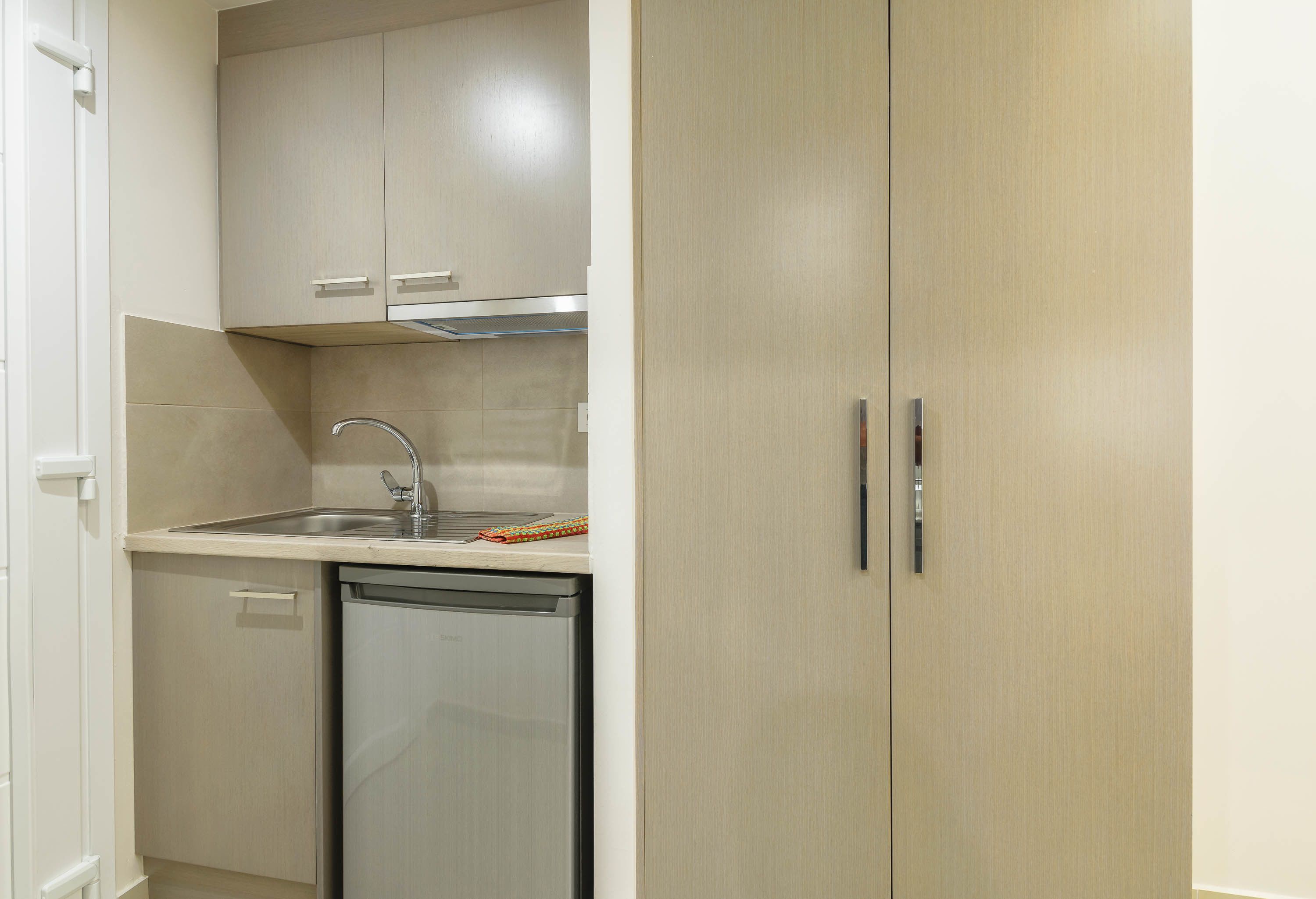 basic studio (underground floor) | private kitchenette | fridge, microwave, electric kettle