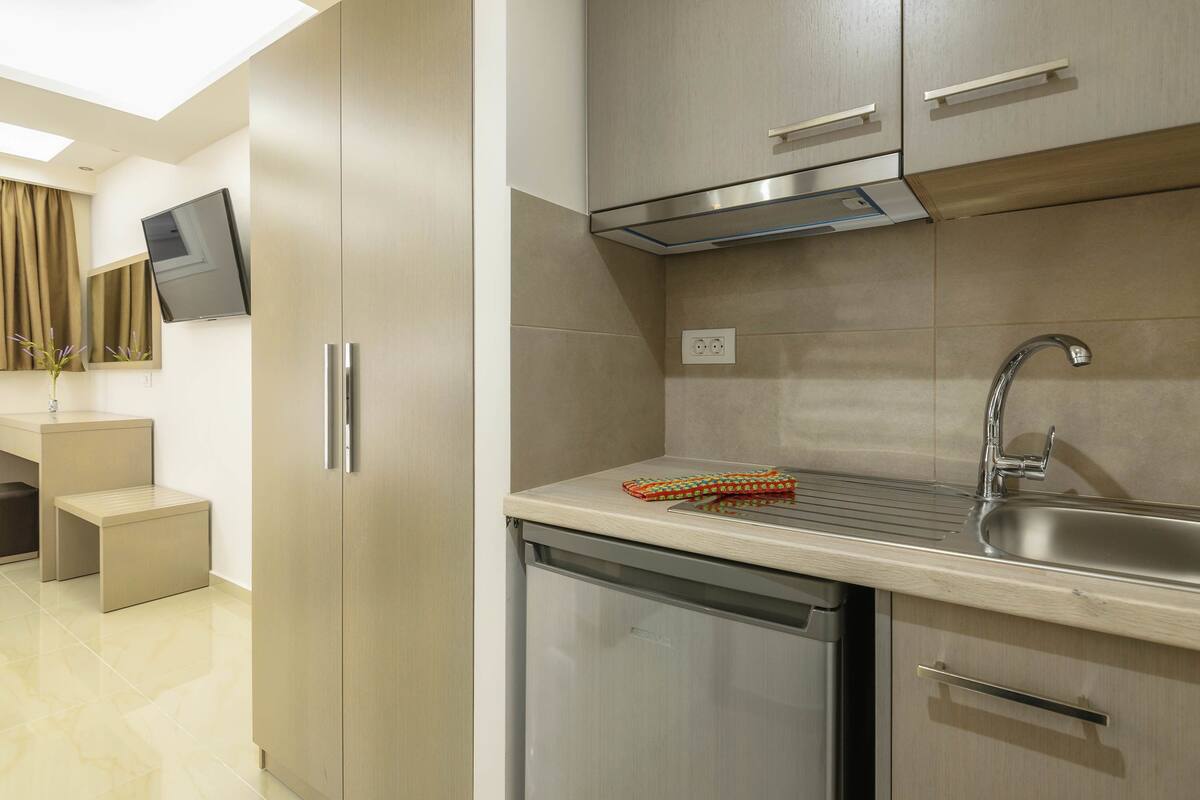 basic studio (underground floor) | private kitchen | fridge, microwave, electric kettle