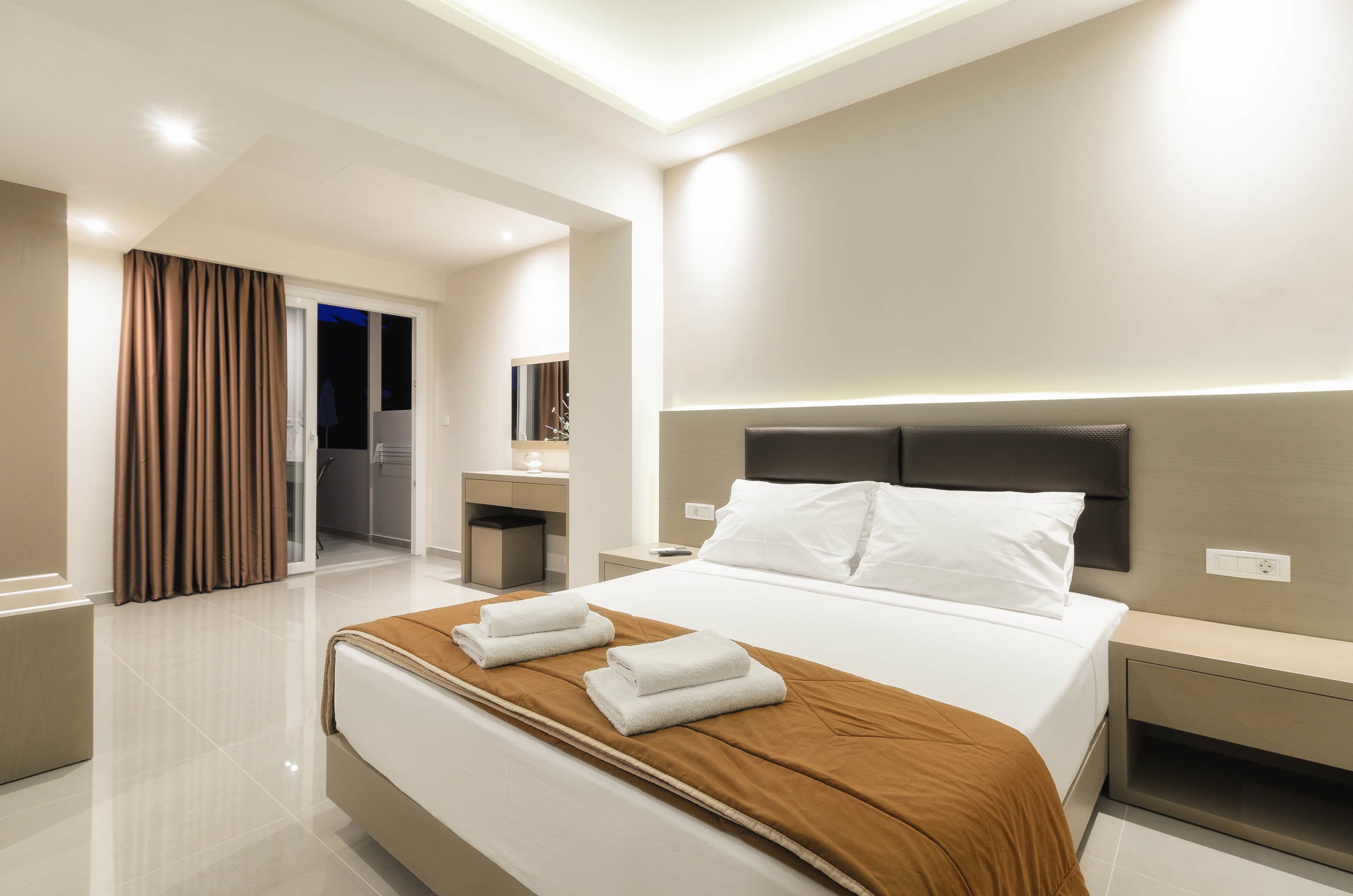 deluxe apartment, 2 bedrooms | in-room safe, desk, blackout curtains, soundproofing