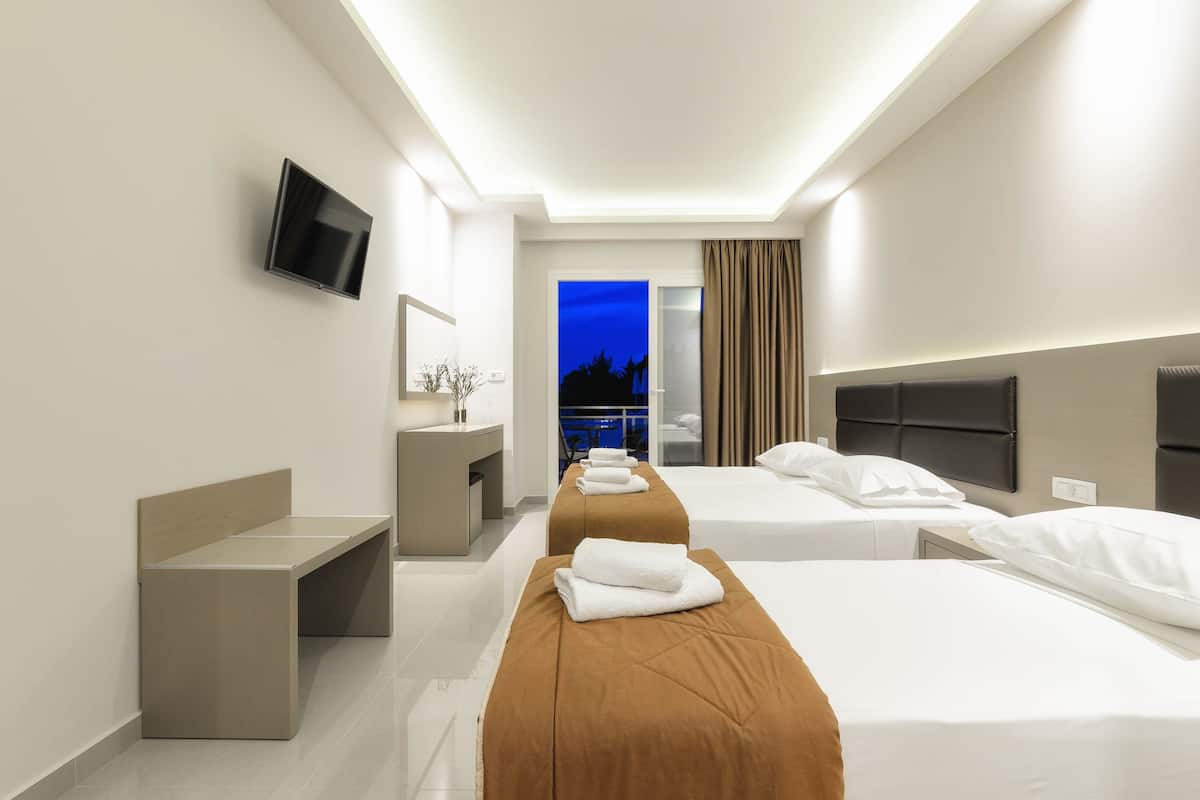 deluxe apartment, pool view | in-room safe, desk, blackout curtains, soundproofing