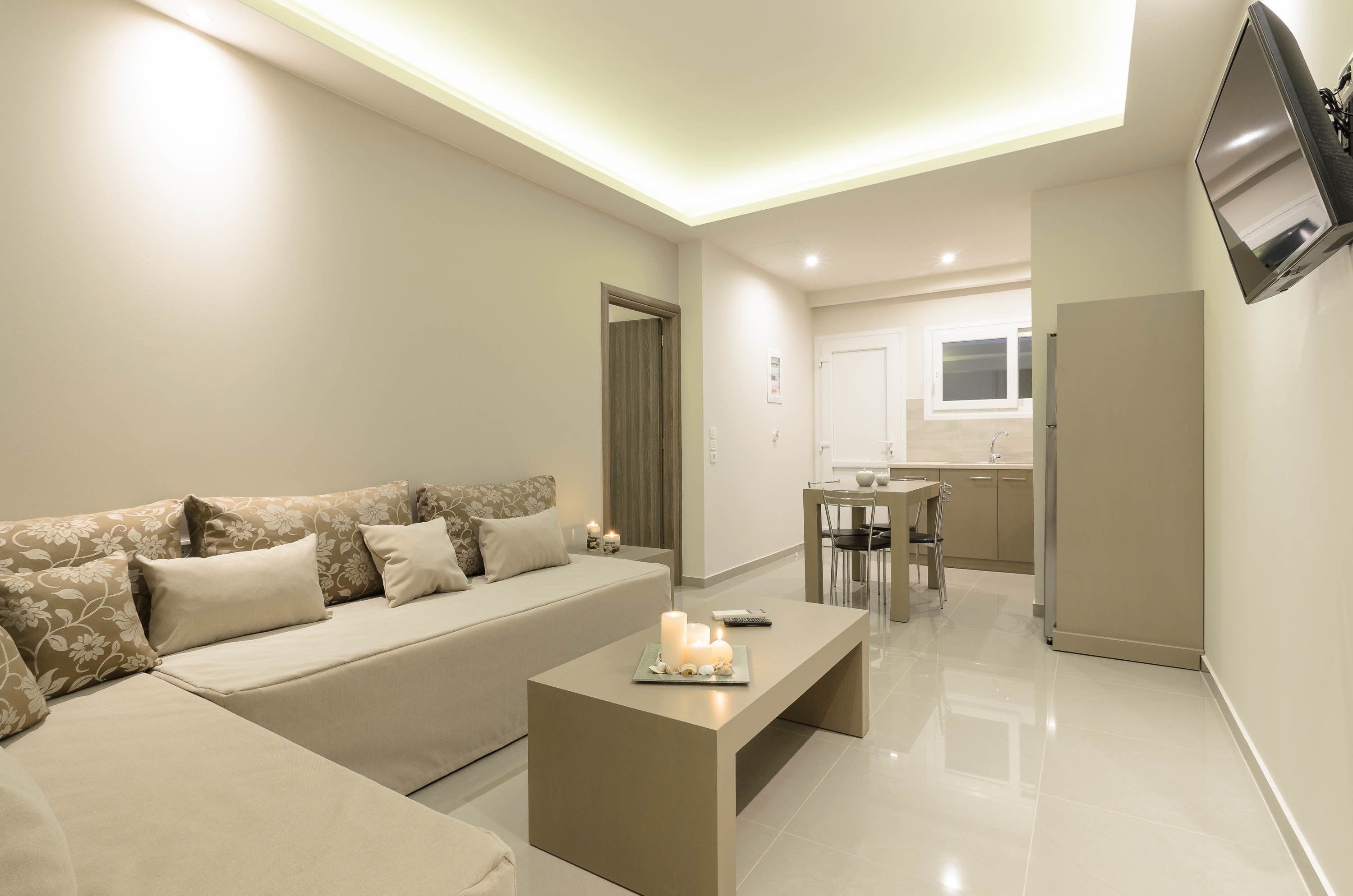 Televisión de pantalla plana, mesa de ping pong, libros, impresora