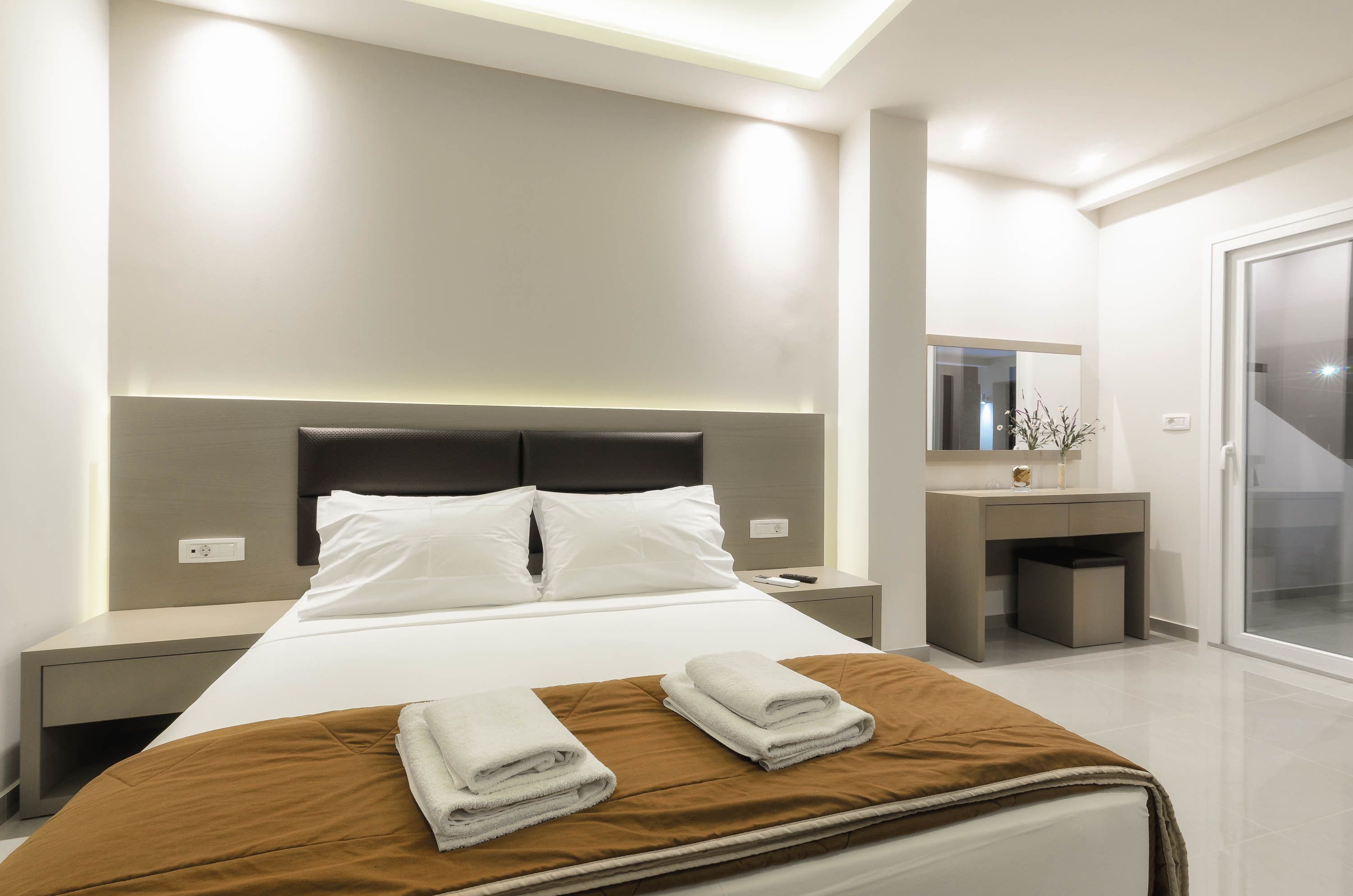 deluxe apartment, 2 bedrooms | in-room safe, desk, blackout curtains, soundproofing