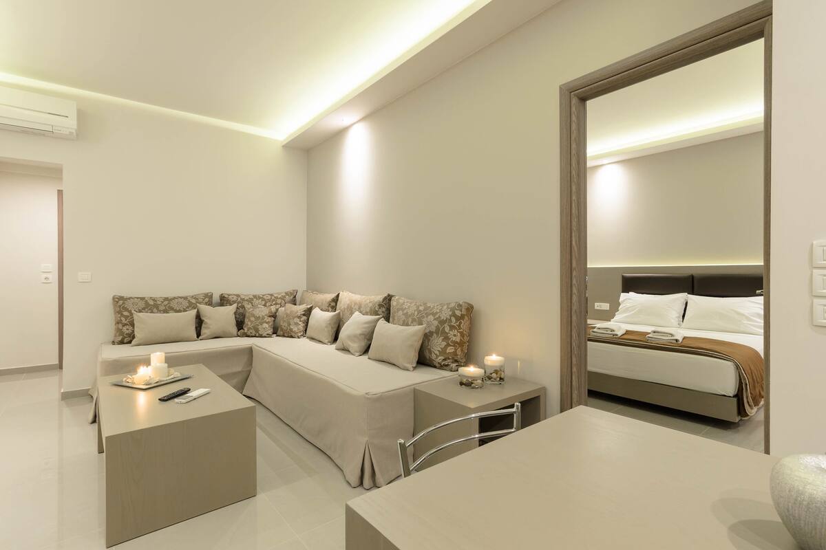 Departamento Deluxe, 2 habitaciones | Área de sala de estar | Televisión de pantalla plana, tenis de mesa, libros y impresora