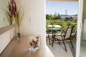 Apartment, Balkon | Zimmersafe, Schreibtisch, Verdunkelungsvorhänge, schallisolierte Zimmer