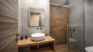 Vierbettzimmer, Balkon | Badezimmer | Dusche, Regendusche, Haartrockner, Handtücher