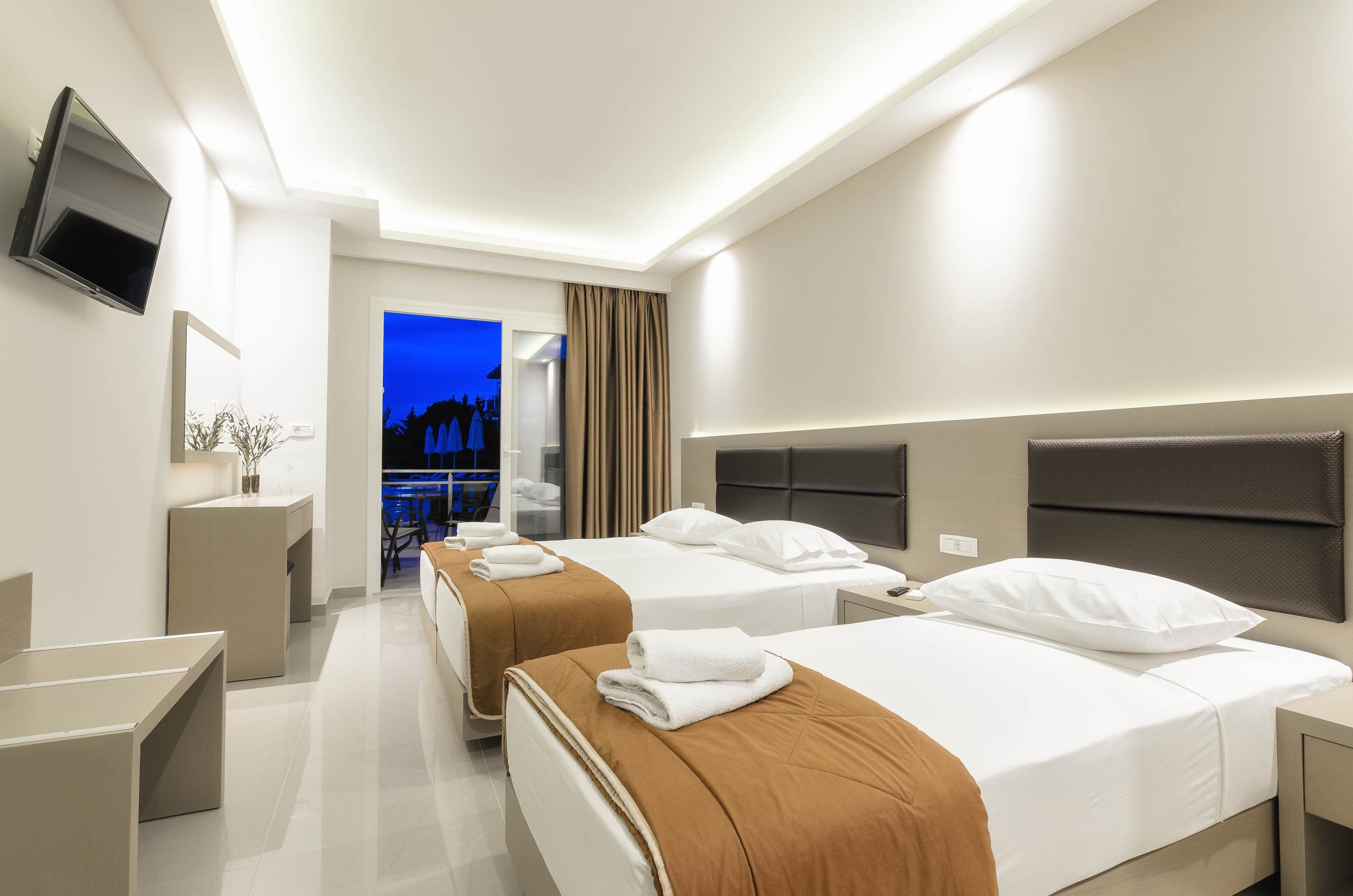 deluxe apartment, pool view | in-room safe, desk, blackout curtains, soundproofing